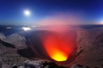 Volcan-en-erupcion-junto-a-aurora-boreal12.jpg