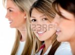 7687145-grupo-de-mujeres-en-una-fila-sonriendo--aisladas-sobre-un-fondo-blanco.jpg
